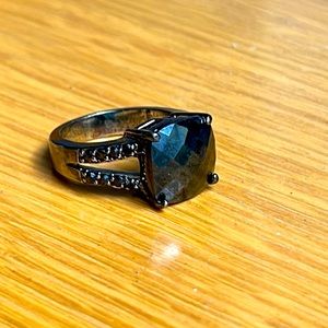Gorgeous ring - cushion cut faceted center with spinel accents - size 7
